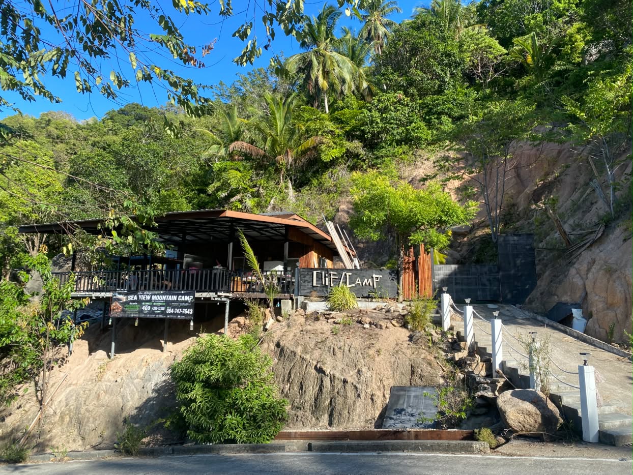 The hand-painted Hin Wong Cliff Camp sign at the trailhead